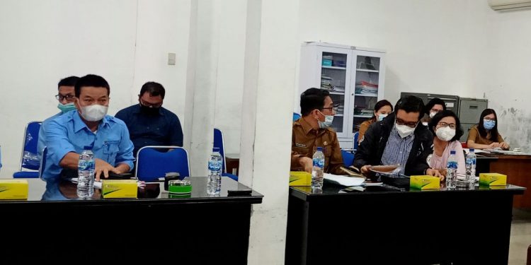 (Kiri) Dirut Perumda Tirtauli, Zulkifli Lubis, (Kanan) Deretan Dewan Pengawas Perumda Tirtauli, Zainal Siahaan, Deni Naeko Raja Damanik, dan Nurmala Lumbantoruan, saat akan beranjak keluar ruangan seusai rapat dengar pendapat dengan Komisi II DPRD Siantar, Senin (18/1) siang. (isiantar/nda).