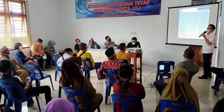 Dirut Perumda Tirtauli, Zulkifli Lubis, tengah menyampaikan materi sosialisasi penerapan beban tetap di kantor kecamatan Siantar Utara, Kamis (11/2) sore.