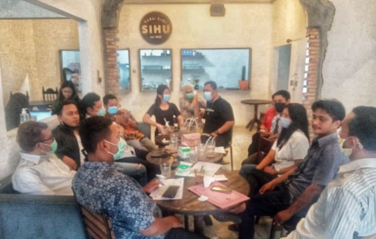 Pengurus LBH Poros, LBH Perjuangan Keadilan, dan LBH Pematangsiantar, tengah mendiskusikan rencana kegiatan Public Hearing tentang pembentukan Perda Bantuan Hukum, Jumat (5/2).