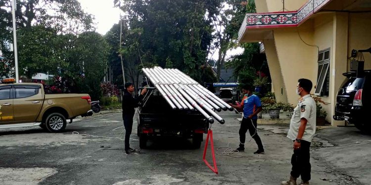 Material tiang-tiang besi yang tampak masih baru yang diamankan untuk sementara ke gedung Satpol PP Kota Siantar, Rabu (10/2) sore. (isiantar/nda).