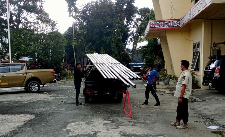 Material tiang-tiang besi yang tampak masih baru yang diamankan untuk sementara ke gedung Satpol PP Kota Siantar, Rabu (10/2) sore. (isiantar/nda).