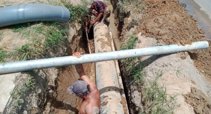 Proses penyambungan pipa baru milik Perumda Tirtauli di tepi Jalan Saribu Dolok, Kecamatan Siantar Marimbun, Selasa (16/2) siang.