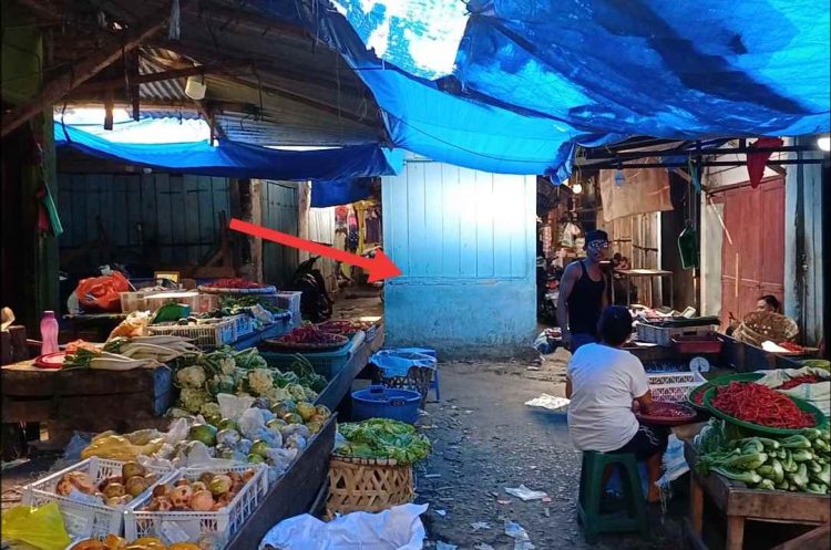 Satu unit bangunan kios baru tampak berdiri di perempatan koridor di dalam Pasar Dwikora. (isiantar/nda).