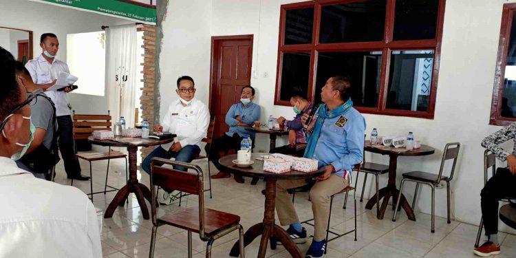 Hinca Panjaitan saat menyampaikan pandangannya tentang Perda Bantuan Hukum di acara Public Hearing yang digelar Konsorsium LBH Siantar-Simalungun, Sabtu (27/2/2019). (isiantar/nda).