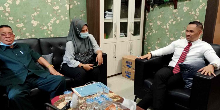 (Kiri) Ketua Umum LSM Macan Habonaron Jansen Napitu, (Kanan) Kasi Intel Kejari Siantar BAS Faomasi Jaya Laila, Rabu (24/3/2021) sore, di ruangan Kasi Intel Kejari Siantar. (isiantar/nda).