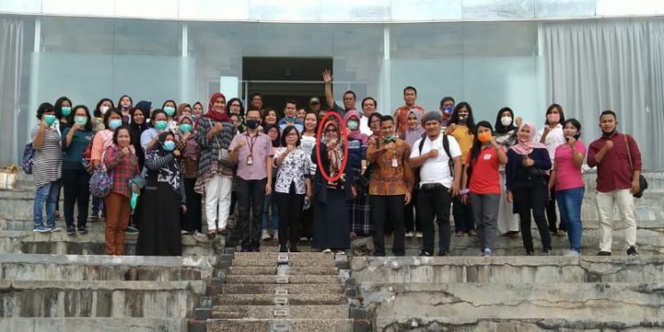 (Dalam lingkaran merah) Masni Siregar, Kepala BPKD Kota Siantar, foto bersama dengan peserta Bimtek Penatausahaan Keuangan yang digelar BPKD Kota Siantar di sebuah resort di Sumatera Utara tanggal 21-23 Oktober 2020 yang lalu. Peserta Bimtek ini adalah Operator dan Bendahara di setiap SKPD Pemko Siantar dengan Narasumber seorang pejabat dari Ditjen Bina Keuangan Daerah, Kemendagri. Selama Bimtek berlangsung, BPKD Kota Siantar dikabarkan mem-booking semua kamar di resort, dengan beban biaya seluruh kegiatan ditaksir lebih dari Rp 300juta. (isiantar/ist).