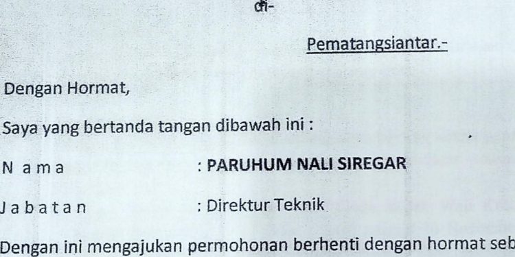 Foto surat pengunduran diri Paruhum Nali Siregar dari Dirtek Perumda Tirtauli. (isiantar/Us).