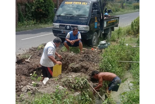 Tim teknis Perumda Tirtauli tengah melakukan perbaikan pipa, Senin (8/3/2021) siang.