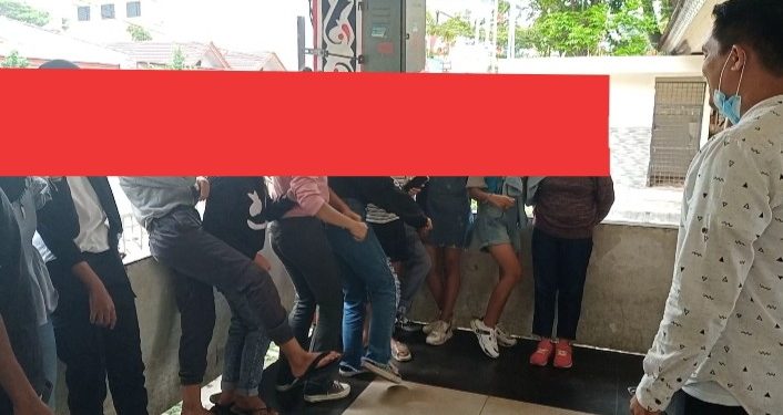 ABG yang ditemui di sekitar Lapangan Adam Malik menyuguhkan joget Tiktok Goyang Pinggul di hadapan Camat Siantar Barat Ari Sembiring, saat Razia Yustisi Pelaksanaan 3M, Jumat (12/3) sore. (isiantar/nda).