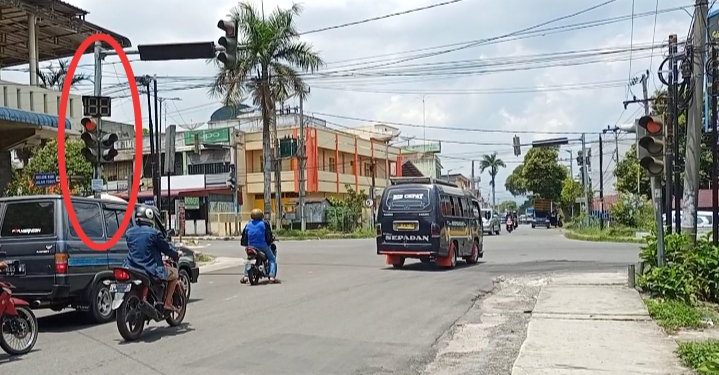 Pengendara menerobos lampu merah di Jalan Pdt Justin Sihombing, Kamis (18/3) siang. (isiantar/nda).