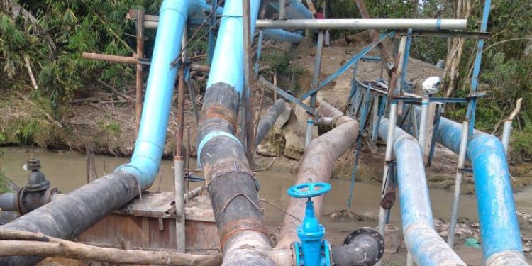 Pipa air di atas Sungai Bahkora yang posisinya akan ditinggikan.