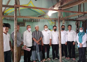 Tim Ramadhan Berbagi Perumda Tirtauli foto bersama dengan pengurus Masjid Masjid Nurul Ikhwan usai menyerahkan tali asih.
