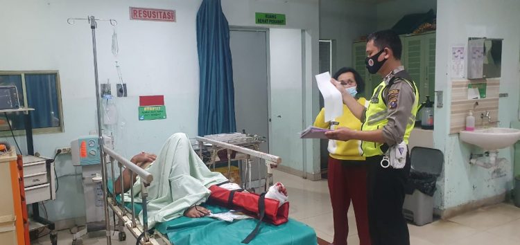 Salah seorang pengendara tampak terbaring di rumah sakit usai terkapar di atas aspal akibat kecelakaan di Asahan dekat Kompleks Megaland, Selasa (20/4) pagi.