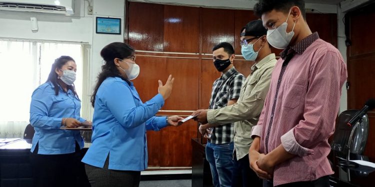 Direktur Umum Perumda Tirtauli, Berliana Napitu, menyampaikan ucapan selamat dan motivasi saat menyerahkan hadiah bagi pemenang lomba video, Senin (19/4/2021) pagi.