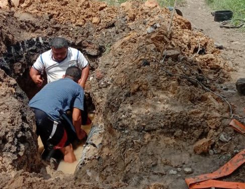 Petugas Tim Teknis Perumda Tirtauli tampak tengah melakukan perbaikan terhadap pipa yang berada di Jalan Saribudolok depan Cafe Talenta, Rabu (28/4/2021).