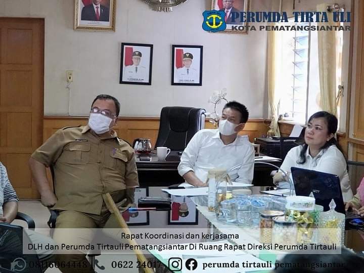 (Kanan ke kiri) Kepala DLH Dedy Tunasto Setiawan, Dirut Perumda Tirtauli Zulkifli Lubis, dan Dirum Perumda Tirtauli Berliana Napitu, saat rapat koordinasi antar dinas antara Perumda Tirtauli dengan Dinas Lingkungan Hidup Kota Siantar, Selasa (18/5/2021).