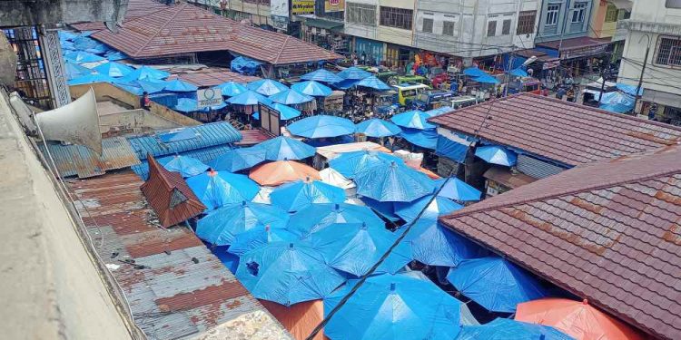 Pemandangan bagian depan Pasar Horas dilihat dari samping kantor direksi PD PHJ, Senin (10/5/2021). (isiantar/nda).