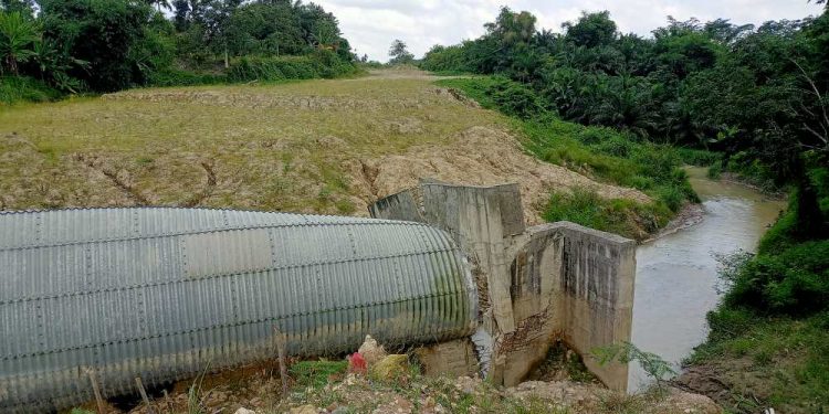 Gorong-gorong yang dibangun tahun 2018 dengan biaya disebut Rp 10 miliar tampak sudah ambruk. Sementara di sekitarnya kondisi proyek outer ring road terlihat kembali mangkrak, Senin (24/5/2021). (isiantar/nda).