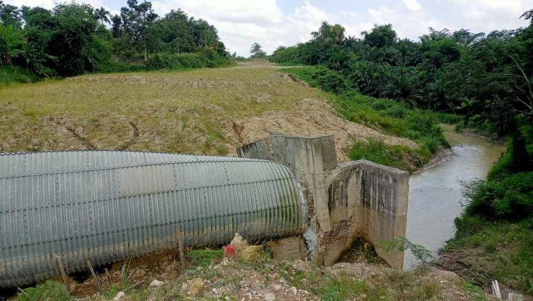 Gorong-gorong yang dibangun tahun 2018 dengan biaya disebut Rp 10 miliar tampak sudah ambruk. Sementara di sekitarnya kondisi proyek outer ring road terlihat kembali mangkrak, Senin (24/5/2021). (isiantar/nda).