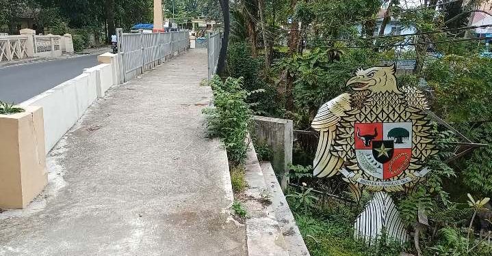 Replika Burung Garuda di samping Jembatan dekat rumah dinas walikota Siantar terlihat dalam kondisi memprihatinkan. Selain banyak materialnya yang telah patah dan hancur lokasi tempat berdirinya replika ini telah disesaki sampah dan belukar, Senin (10/5/2021). (isiantar/nda).