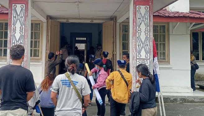 Aktifis GMKI Cabang Siantar - Simalungun saat berunjukrasa di halaman gedung DPRD Siantar, Selasa (10/5/2021). Sebelum ke tempat ini mereka telah terlebih dulu menggeruduk Balai Kota guna mendesak walikota mencabut Perwa perihal kenaikan NJOP. (isiantar/nda).