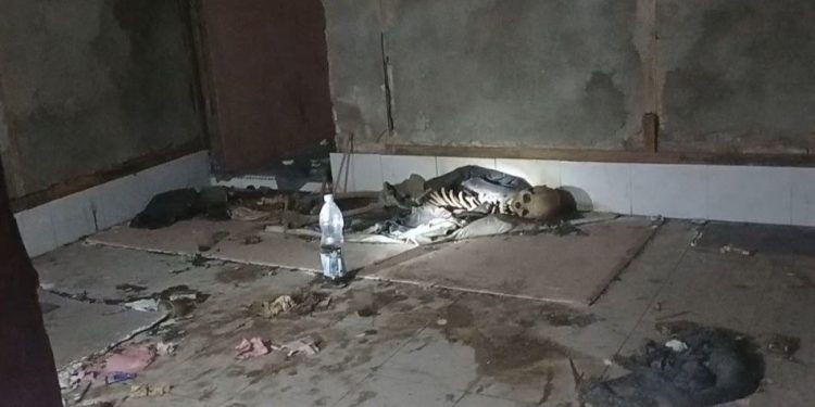 Kerangka manusia yang di temukan di dalam bangunan rumah kosong yang beralamat di Jalan Asahan, Kabupaten Simalungun, Senin malam (31/5/2021). Di sekitar kerangka terlihat botol minuman kemasan berisi cairan hitam dan sebuah tas. (isiantar/nda).