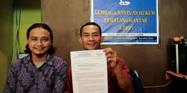 (Kanan ke kiri) Ferry Simarmata, Sekretaris LBH-P, dan Agusman Silaban Anggota Tim Investigasi LBH-P. (isiantar/nda)