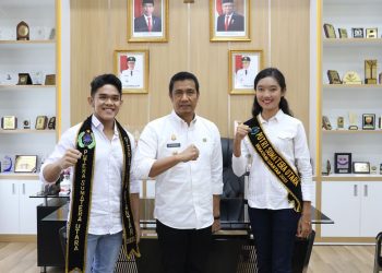 Walikota Pematangsiantar Hefriansyah diapit oleh kedua Finalis Putra Putri Sumatera Utara perwakilan Kota Pematangsiantar Christian Sianipar dan Agnes Natal Gultom.