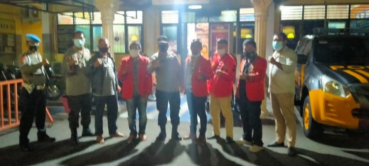 Sejumlah Pengurus PBB foto bersama dengan pejabat Polres Pematangsiantar, di halaman Mapolres Pematangsiantar, Kamis (29/9) malam.
