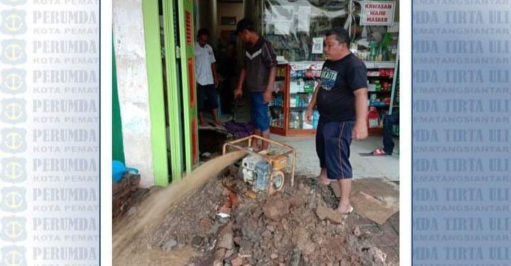 Tim teknis Perumda Tirtauli sedang memperbaiki kerusakan pipa di Kompleks SBC Jalan Sutomo, Rabu sore (1/9/2021).