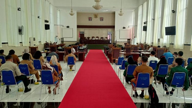 Sidang paripurna penyampaian pandangan umum fraksi-fraksi atas Pengantar Nota Keuangan Walikota atas Ranperda P-APBD TA 2021, Senin (20/9) sore. (isiantar/nda).