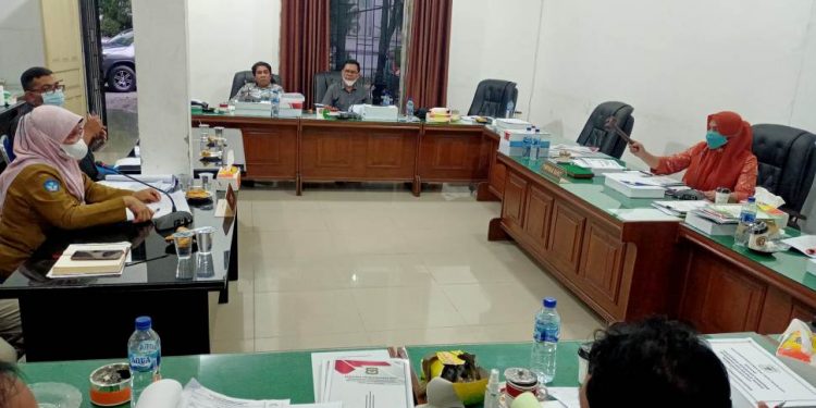 Suasana rapat pembahasan Raperda P-APBD TA 2021 antara Dinas Pendidikan dengan Komisi II DPRD Kota Siantar, Selasa (21/9/2021). (isiantar/nda).