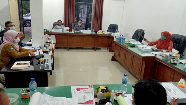 Suasana rapat pembahasan Raperda P-APBD TA 2021 antara Dinas Pendidikan dengan Komisi II DPRD Kota Siantar, Selasa (21/9/2021). (isiantar/nda).