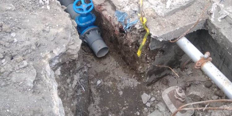 Pipa yang akan disambungkan di Jalan Parapat, Simpang Barokah, Kamis (23/9/2021). (isiantar/nda).