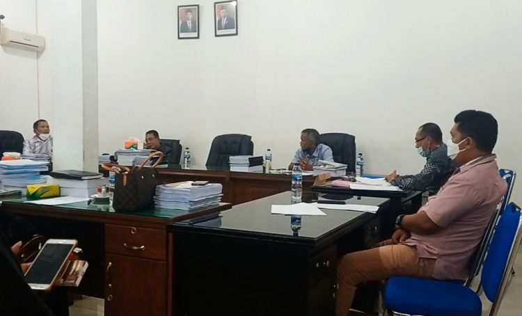 Sekretaris Komisi III Daud Simanjuntak saat menegur Kadis Kominfo Pardamean Manurung terkait ketidakhadiran Bendahara Endang Sinaga dalam rapat pembahasan Rancangan APBD T.A. 2022. Pardamean Manurung tampak hanya tertunduk mendengar teguran tersebut, Sabtu (13/11/2021).