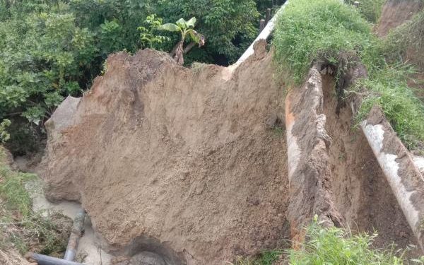 Pipa distribusi milik Perumda Tirtauli tampak patah akibat longsor di Panei Tongah, Senin (15/11).