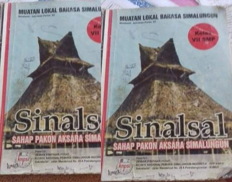 Buku pelajaran berisi materi pembelajaran bahasa Simalungun yang sempat diajarkan dalam mata pelajaran Muatan Lokal di Kota Siantar. (Sumber: FB/Permana Purba Tambak).
