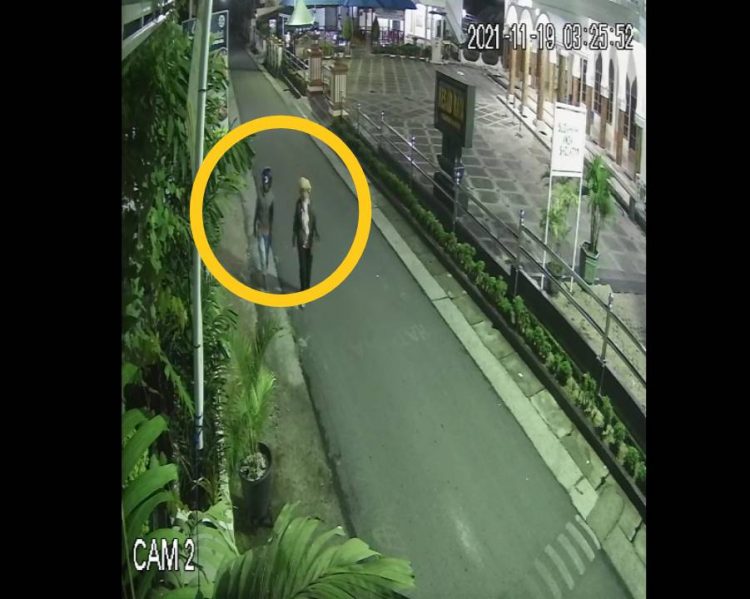 Tangkapan layar aksi pencurian rak bunga di Kota Siantar, Jumat (19/11/2021).