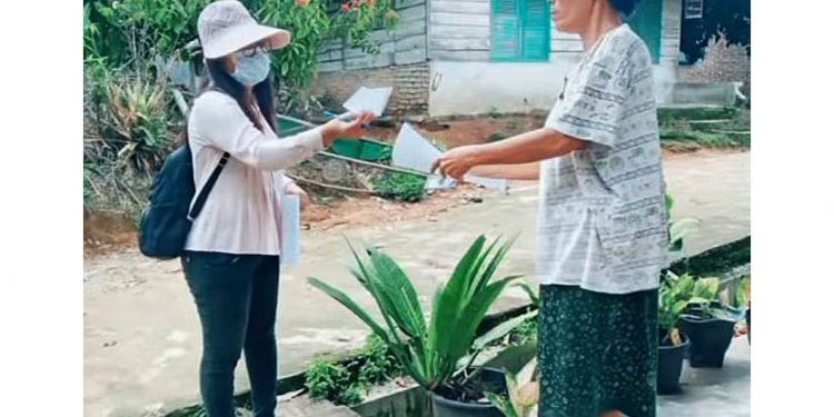 Petugas dari Perwakilan BPKP Provinsi Sumatera Utara saat melakukan verifikasi langsung ke salah satu rumah calon penerima program hibah air minum MBR di Kota Pematangsiantar tahun 2021.