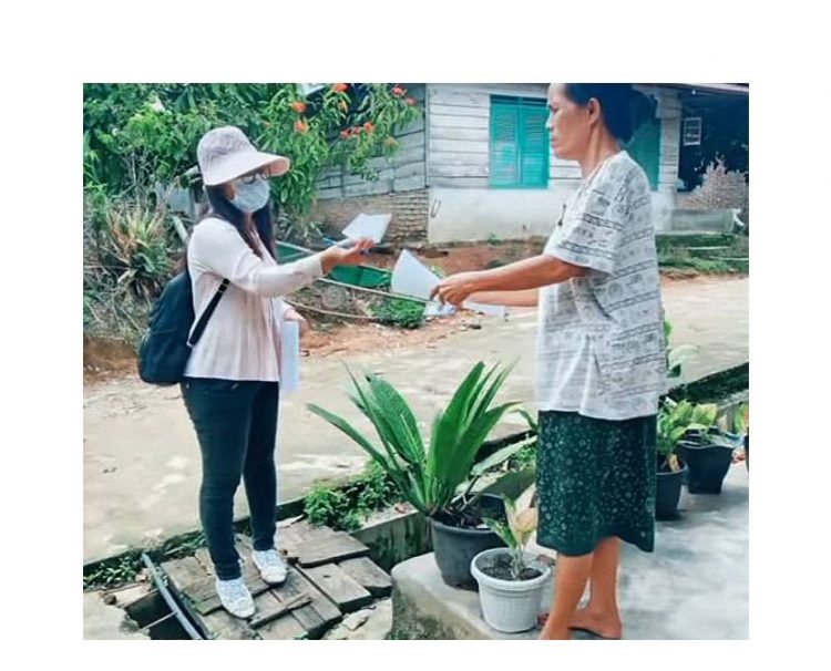 Petugas dari Perwakilan BPKP Provinsi Sumatera Utara saat melakukan verifikasi langsung ke salah satu rumah calon penerima program hibah air minum MBR di Kota Pematangsiantar tahun 2021.