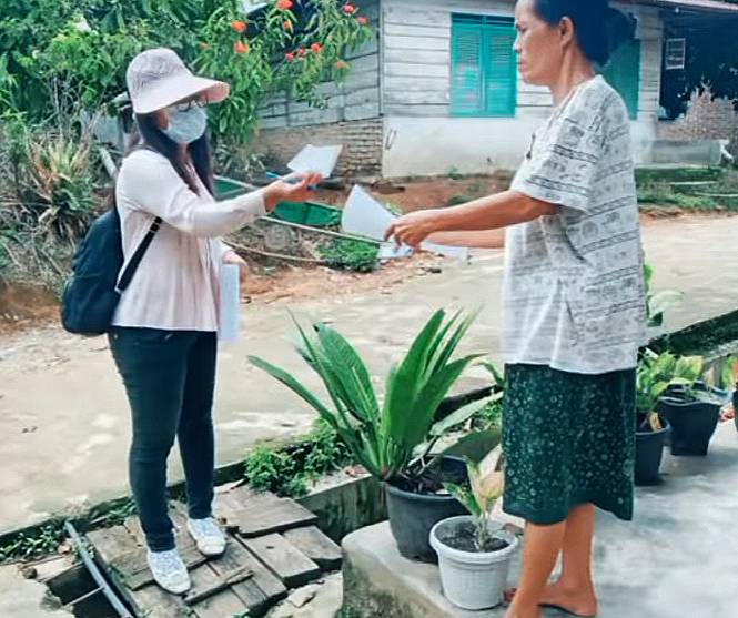 Petugas dari Perwakilan BPKP Provinsi Sumatera Utara saat melakukan verifikasi langsung ke salah satu rumah calon penerima program hibah air minum MBR di Kota Pematangsiantar tahun 2021.