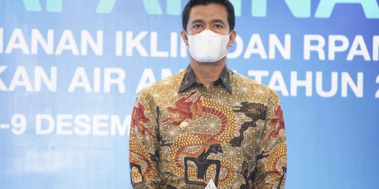 Walikota Pematangsiantar, Hefriansyah, menerima penghargaan PERPAMSI Award 2021 untuk kategori BUMD Air Minum Sehat dengan Dukungan Komitmen Penyertaan Modal Daerah, di Solo, Rabu (8/12/2021).