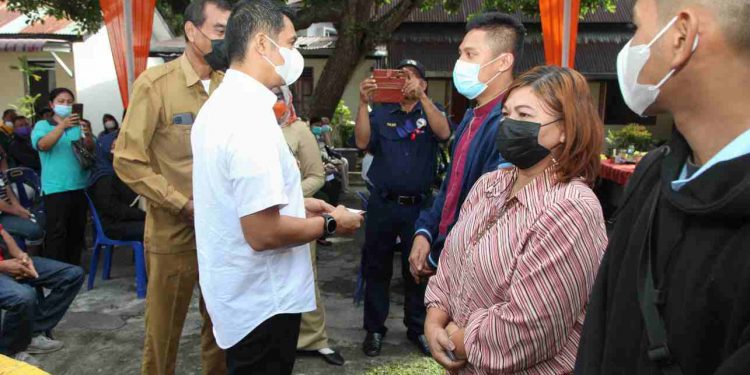 Walikota Pematangsiantar Hefriansyah didampingi Kadisnaker Lukas Barus menyerahkan bantuan kepada pekerja bidang informal yang terdampak pandemi, Senin (13/12/2021).