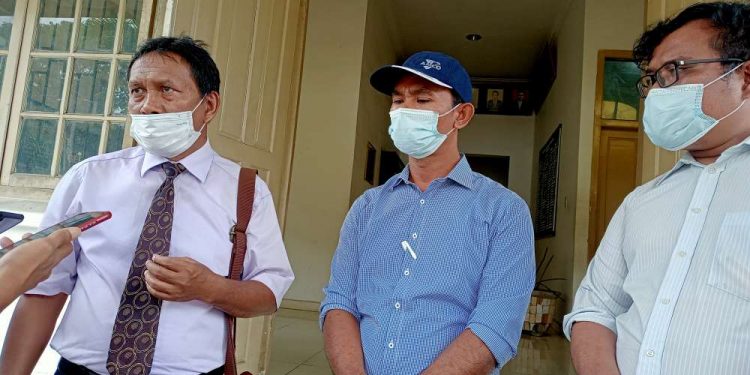 Pengacara Publik LBH Pematangsiantar, Binaris Situmorang (kiri), diwawancarai wartawan usai menyampaikan surat ke Bagian Umum Sekretariat DPRD Kota Pematangsiantar, didampingi Sekretaris dan Ketua LBH Pematangsiantar, Ferry Simarmata dan Prima Parluhutan Banjarnahor, Senin siang (6/12/2021). (isiantar/nda).