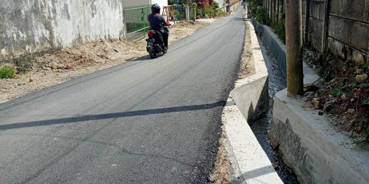 Konstruksi parit yang tidak simetris dengan ruas jalan membuat masyarakat khawatir karena berpotensi menyebabkan kecelakaan. (isiantar/nda).