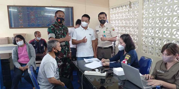 Danramil O4/Siantar Barat bersama Direktur Utama Perumda Tirtauli foto bersama saat kegiatan vaksinasi.