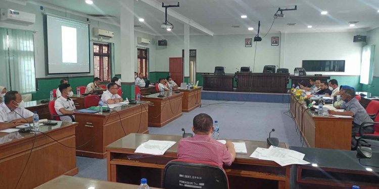 Suasana rapat pembahasan Ranperda RTRW Kota Siantar oleh Pemko bersama DPRD, di Ruang Gabungan Komisi, Rabu (2/2/2022). (isiantar/nda).