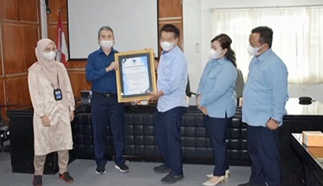 Direktur Utama Perumda Tirtauli Zulkifli Lubis, didampingi Direktur Umum Berliana Napitu dan Direktur Teknik Andarianto, menerima penghargaan dari QIMS.
