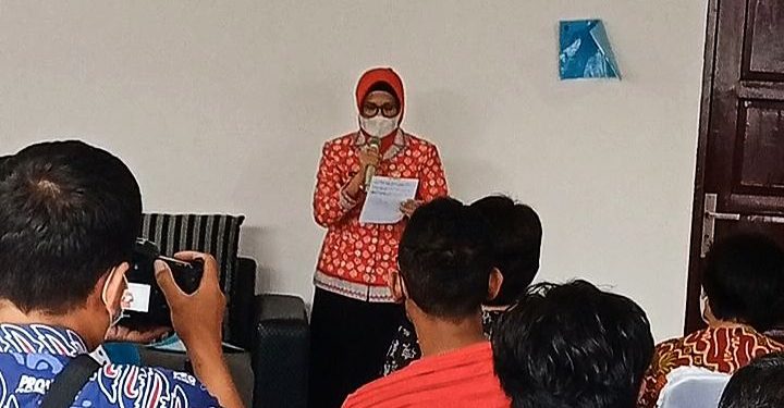 Plt Walikota Pematangsiantar, Susanti Dewayani, tengah melakukan temu pers perdananya dengan wartawan, di rumah dinas Wakil Walikota, Kamis sore (24/2/2022). (isiantar/nda).