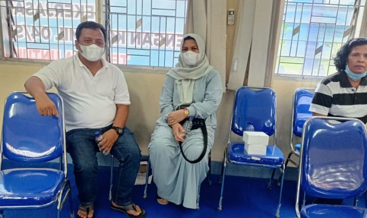 Direktur Teknik Perumda Tirtauli bersama istri juga hadir dalam kegiatan vaksinasi. (isiantar/nda).